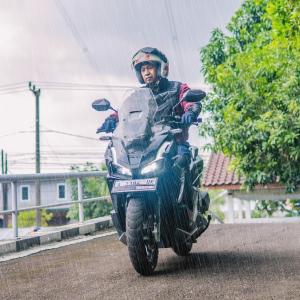 Motor Tetap Prima Meski Diterjang Hujan, Ini Caranya!